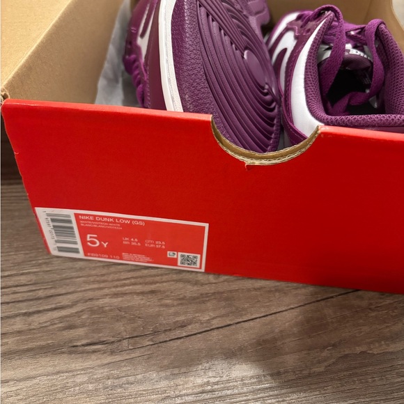 Nike Low Top Dunk Size 5 NEW - Picture 3 of 3